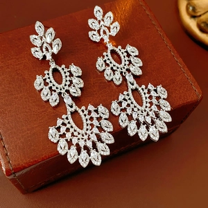 Vue détaillée des boucles d'oreilles vintage en argent avec pompons fleurs en zircon