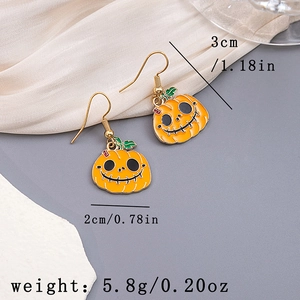 Macro shot of Halloween pumpkin earrings showing dimensions 3cm height and 5.8g weight