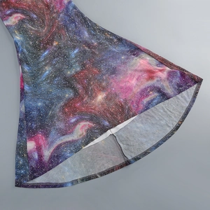 Détail de la robe imprimé galaxie avec strass scintillants et ourlet roulé