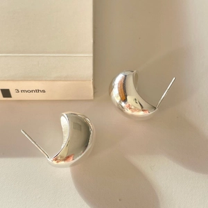 Orecchini a perno a forma di C in argento sterling 925 con finitura lucida e alta brillantezza