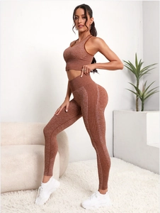 Detail der High-Waist Yoga-Leggings und Racerback-Crop-Top aus meliertem braunem Strick