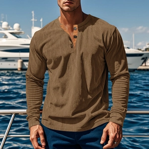 Detail eines braunen Henley-Shirts für Herren mit drei Knöpfen in einer luxuriösen Jachtmarina