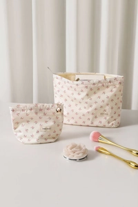 Ensemble détaillé de trousses de maquillage à fleurs avec grand sac et petit sac coquille