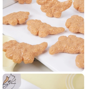 Macro de modèles réalistes de nuggets de poulet dorés en forme de dinosaure sur assiette