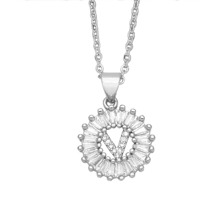 Vue détaillée du pendentif lettre V en argent serti de zircons et diamants baguettes