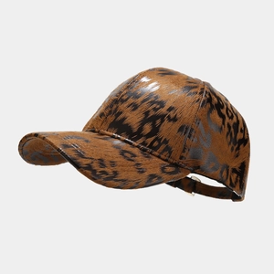 Detailansicht der Seitenansicht mit Leopardenmuster und glänzender Textur der Baseballkappe