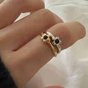 Minimalist S925 sterling silver flower rings with black onyx center in gold and silver