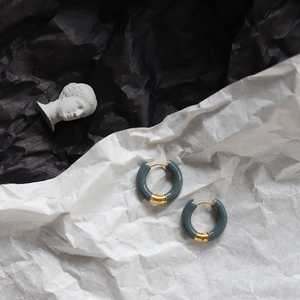 Détails de boucles d'oreilles créoles minimalistes en titane doré 18K avec émail sombre