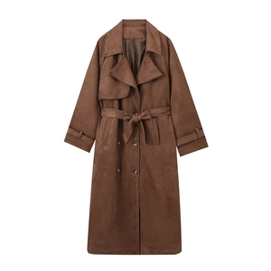 Elegante gabardina larga de ante marrón con botones de doble botonadura y cinturón