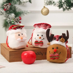 Détail de sacs cadeaux de Noël en peluche avec cordons, motifs Père Noël, bonhomme et renne
