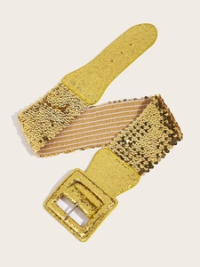 Détail de ceinture élastique à paillettes dorées avec boucle carrée pour robes