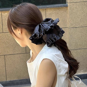 Chouchou élégant en soie noire avec volants pour coiffure queue de cheval style ballet