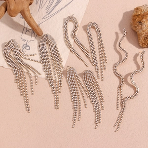 Boucles d'oreilles dorées à pampilles avec zircons blancs pour soirées et événements