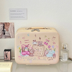 Détail de l'imprimé ours sur trousse de maquillage beige grande capacité avec poignée