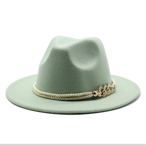 Chapeau fedora en laine vert clair à bord large avec corde beige et chaîne dorée