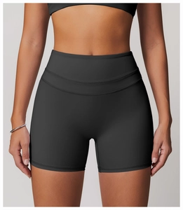Gros plan d'un short de sport noir taille haute avec double couture et fini mat