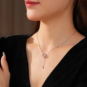 Collier élégant en argent avec pendentif fleur de cristal rose et pompon en croix