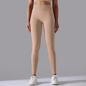 Detailansicht des nahtlosen Rippbunds der beigen High-Waist-Yoga-Leggings