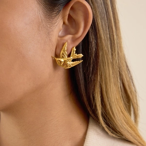 Boucles d'oreilles oiseaux plaqué or 18 carats avec design hirondelle sur mannequin