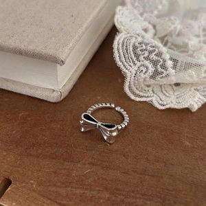 Minimalist 925 sterling silver bow ring with beaded band and adjustable open design