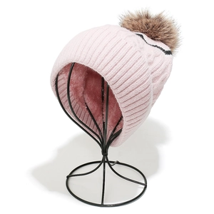 Nahaufnahme der rosa Strickmütze mit dickem Fleece-Futter und flauschigem Kunstfellpompon