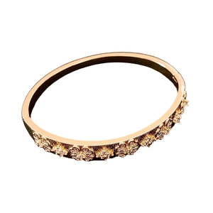 Bracelet jonjon plaqué or 18K avec reliefs floraux et finition polie brillante de luxe