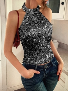 Elegantes Neckholder-Top für Damen mit Pailletten in Schwarz und Silber auf Model