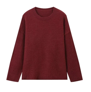 Détail du pull col rond bordeaux foncé montrant la texture douce en mohair