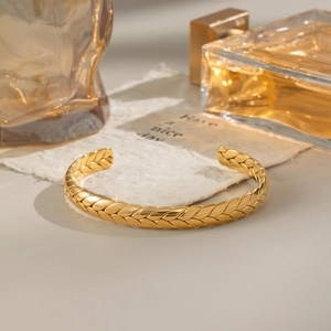 Bracciale rigido aperto in acciaio inossidabile placcato oro 18K con trama a spiga