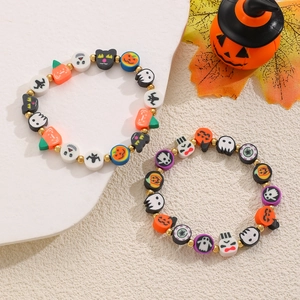 Detalle de pulseras de Halloween con dijes de calabaza, fantasma y murciélago decoradas
