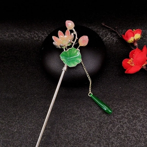 Bastoncino per capelli con loto classico, petali sfumati rosa e nappe in smalto