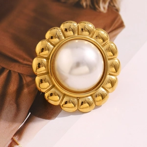Detail of 18K gold-plated vintage flower ring with a large white pearl center