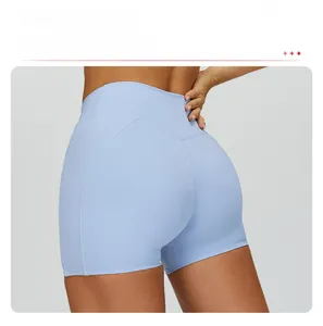 Dettaglio dei pantaloncini da yoga a vita alta azzurri con design sollevamento glutei