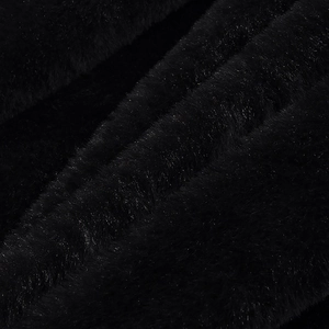Dettaglio macro del collo in pelliccia sintetica nera e trama morbida del cappotto invernale