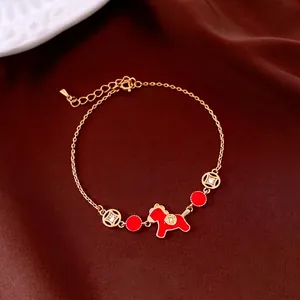 Bracelet poney plaqué or avec émail rouge et disques de pièces de monnaie sur soie