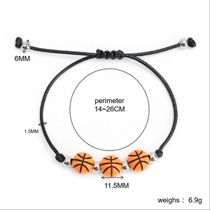 Dettaglio del bracciale in corda intrecciata con ciondoli da basket e dimensioni