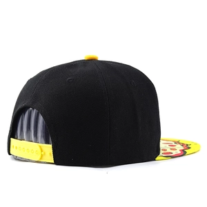 Detail der schwarzen Snapback-Kappe mit gelbem Verschluss und Pizza-Print auf dem Schirm