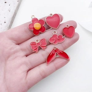 Set mit sechs roten Emaille-Anhängern in Blumen- und Herzform für DIY-Schmuckzubehör