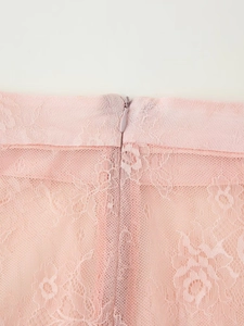 Falda ajustada de encaje rosa con cremallera invisible y texturas florales suaves