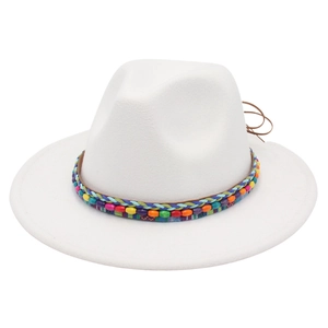 Détail d'un chapeau fedora bohème avec ruban tissé ethnique et perles en bois colorées