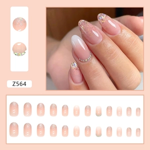 Faux ongles élégants dégradé rose avec paillettes argentées et strass ensemble.
