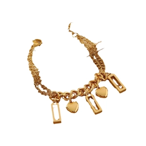 Bracciale minimalista in acciaio al titanio placcato oro 18k con ciondoli a cuore