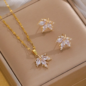 Conjunto de joyas de lujo con hojas doradas, collar de circonitas y pendientes a juego