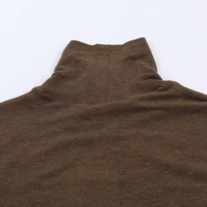Gros plan du col montant marron en maille avec texture côtelée fine et détails de couture