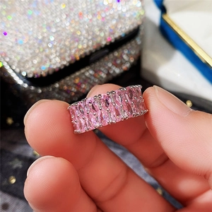 Gros plan d'une bague double rangée de zircons roses taille marquise sur monture argentée