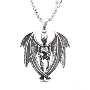 Vintage Edelstahl Totenkopf Fledermaus Flügel Halskette mit Gothic-Punk-Anhänger auf Weiß