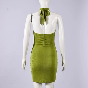 Détail de la robe dos nu verte avec design froncé à l'arrière sur un mannequin