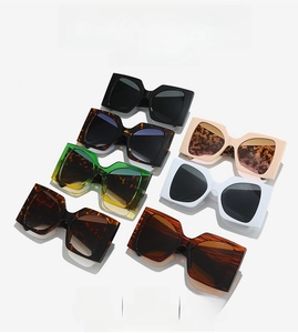 Quadratische Retro-Sonnenbrillen in verschiedenen Farben wie Schwarz, Schildpatt und Weiß