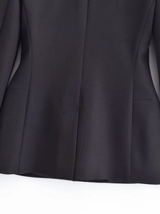 Gros plan de la taille arrière et de l'ourlet d'une veste de costume noire ajustée