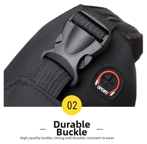 Gros plan sur la boucle et la sangle en nylon d'un sac bandoulière noir imperméable